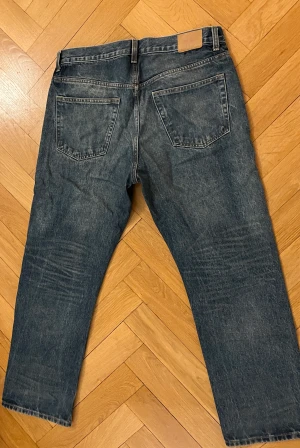 Mörkblå weekday jeans - Säljer ett par mörkblå jeans i storleken 30/30. Passar ej mig längre därför jag säljer.
