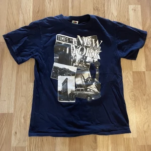 Tshirt med tryck  - En blå tshirt med coolt tryck på. Säljer pga att den inte är min stil längre. Köparen står för frakt och pris kan diskuteras💕