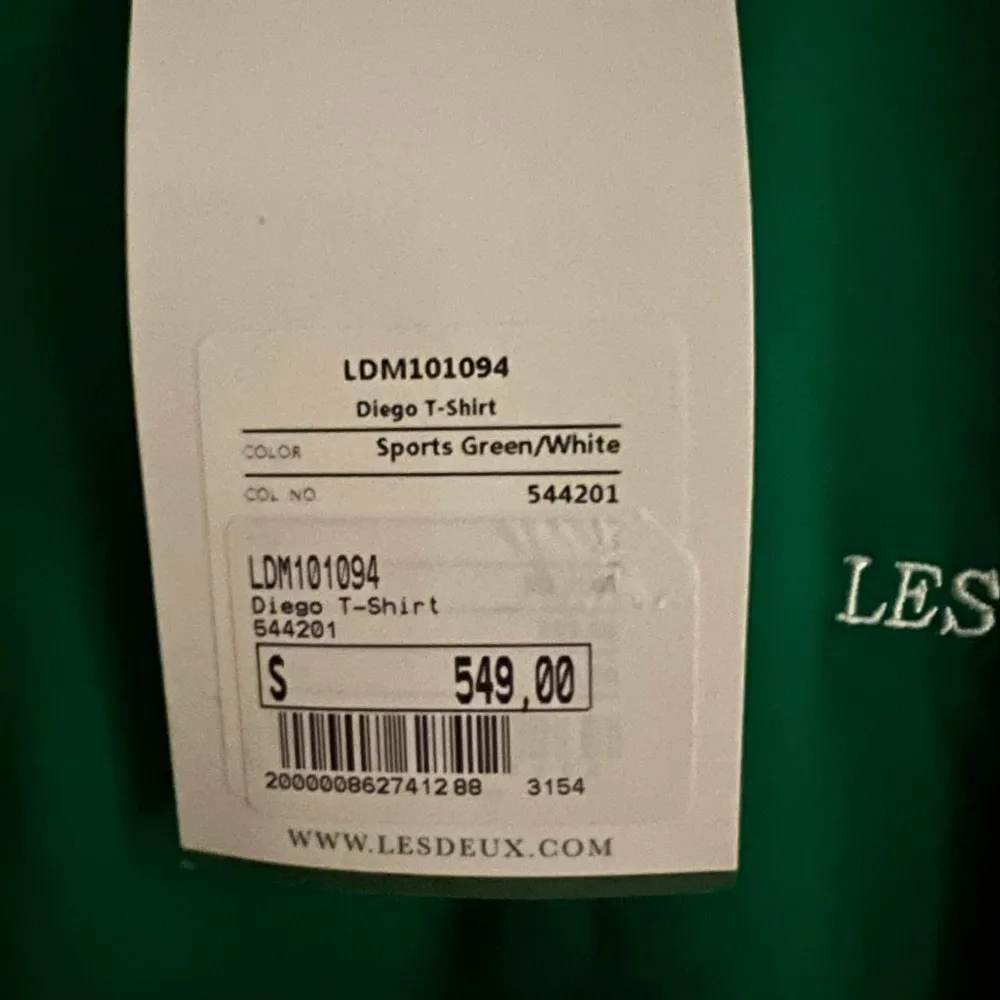 Oanvänd t-shirt från Les Deux! Gjord i 50% bomull & 50% polyester.   Storlek S. . T-shirts.