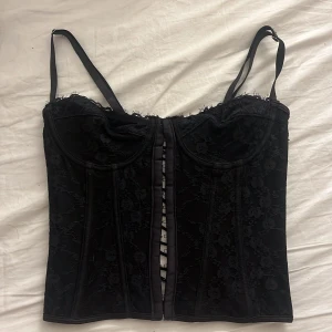 Corset - Säljer denna super fina corset då jag inte använder den! Super fin med öppen rygg! 