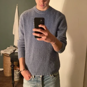 Stickad tröja  - Skit snygg blå stickad tröja från Paul and Friends på NK. Storlek S passar M. Nypris 2000 kr Skick 8/10