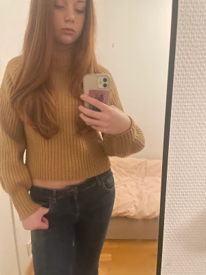 Stickad tröja - En jätte fin stickad tröja perfekt nu till hösten och julen! Jag brukar ofta ha storlek s och så här sitter tröjan på mig. Om du har fler frågor kontakta gärna mig💕💕