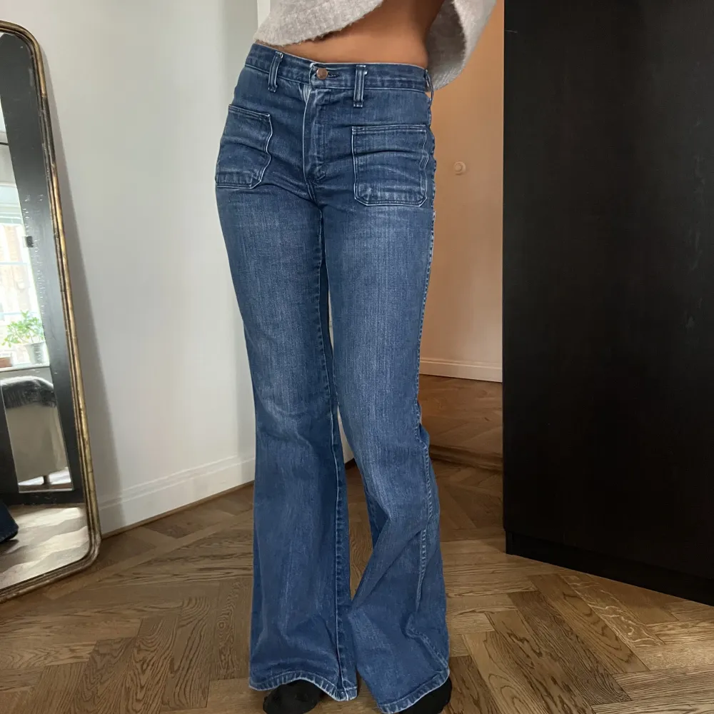 Galet snygga jeans från Wrangler!!🤩 perfekt färg och modell som är så najs nu i höst som passar till allt!! Också såå snygga detalj med fickorna fram!! 😍 helt nya!!. Jeans & Byxor.
