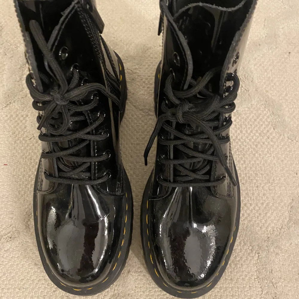 Helt oanvända nya Dr Martens boots med hög sula som är blanka 😍I super skick i storlek 40 ✨Säljer för 999 kr och nypris: 2749 kr ✨. Skor.