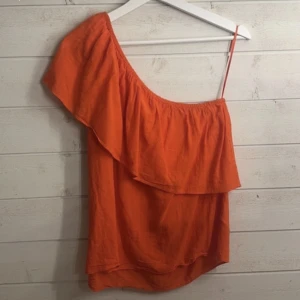 Fest topp - One shoulder topp från hm tror jag men kommer inte ihåg, storlek 42 men den passar jätte bra på mig som är 36 egentligen 