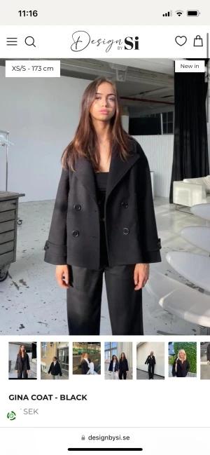 Designbysi jacka - Säljer nu min design by si jacka då jag inte längre använder den. Perfekt höstjacka, bilderna är från deras hemsida men kan skicka egna privat, skriv om ni är intresserade! 🩷 jackan är i bra skick och finns inga defekter, den är knappt använd.