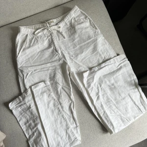 Linnebyxor - Vita linnebyxor, använda ca 5 gånger, liten fläck nere på benet, se sista bilden