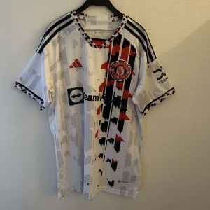 Manchester United  - Riktigt snygg United tröja, men säljs billigt dp ja vill bli av me den🙌🏻