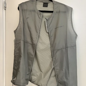 Peak performance väst - Löpar väst. Man kan använda den lite hur man vill. Väldigt tunn. Pris går att diskuteras. Helt ny!
