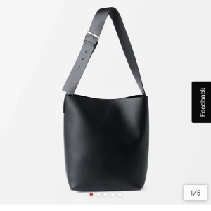 Väska i läderimitation  - En superfin shopperväska från Carin Wester i svart läderimitation. Använd ett fåtal gånger så i ett väldigt bra skick, dock lite anmärkningar på materialet ( se bild 3). Nypris 499:-