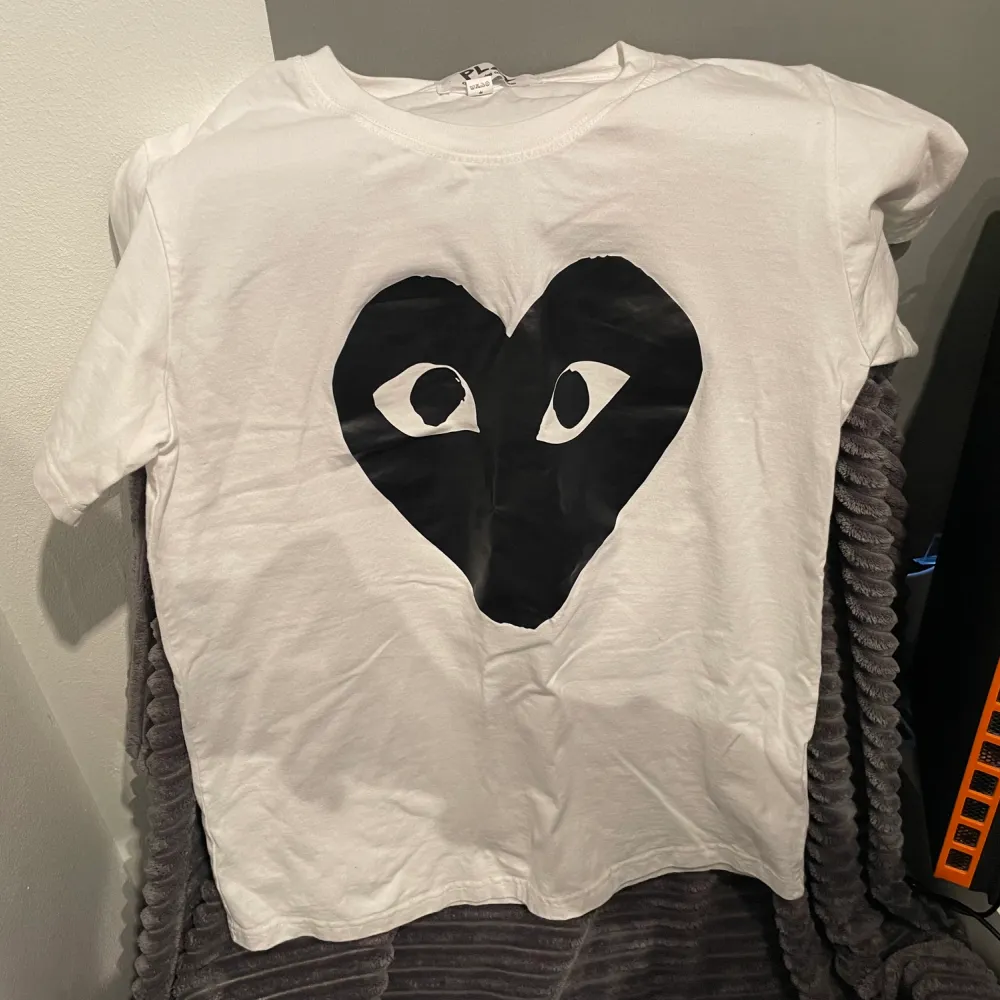 Säljer iväg en Comme des Garçons tisha och den är knappt använd. Riktigt fint skick samt noll misfärgningar. Det är en storlek L men sitter som M. T-shirts.