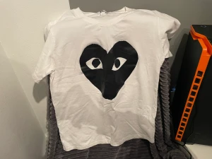 Comme des Garçons T-Shirt - Säljer iväg en Comme des Garçons tisha och den är knappt använd. Riktigt fint skick samt noll misfärgningar. Det är en storlek L men sitter som M
