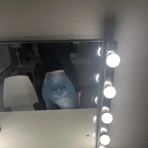 Jeans - Säljer dessa jeansen med utsvängda ben och smyckning på bakfickorna. Säljer då dom inte satt som jag ville. Nypris 269kr. Hör av er vid frågor💕