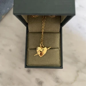 Maria Nilsdotter Hjärta  - Original pris 3195. HELT OANVÄND men säljs billigare. Super fint guld hjärta från Maria.  Kedjan är till lite under nyckelbenen. 