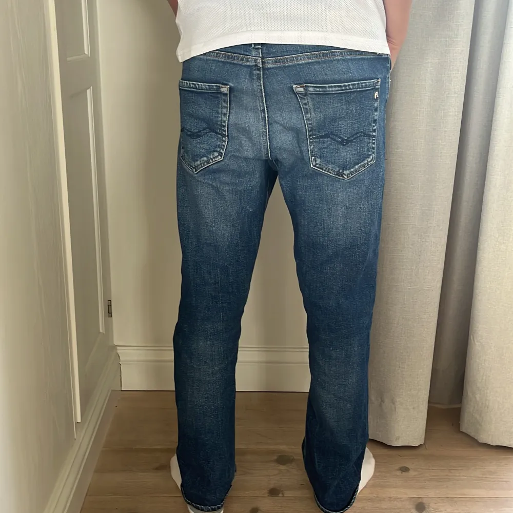 Säljer dessa finns en liten fläck knappt synlig  Nypris:700 Jag är 166 cm så jeansen passar bra på 160-164. Jeans & Byxor.