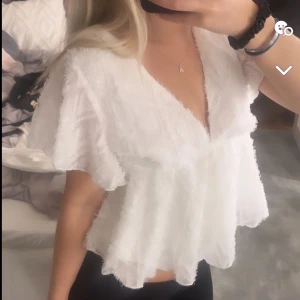 Blus/topp - Super fin blus/ topp.  Jättebra skick, knappt andvänd💕 🙏🏼🥰