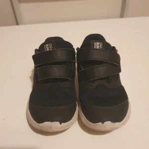 Nike sneakers barn  - Svarta Nike strl står i syns på ett foto. Mycket fint skick. Pris 150kr