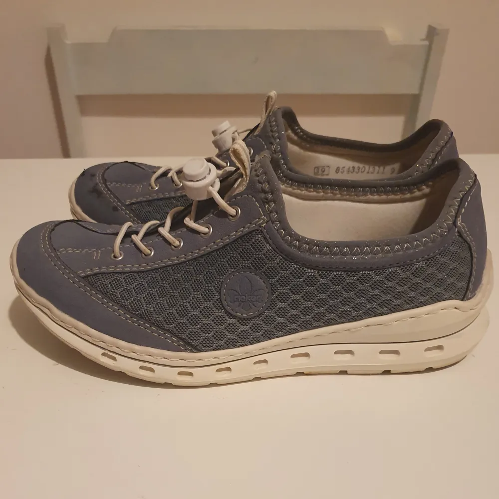 Rieker sneakers 39 blå gott skick  Superbekväma  Ser nästsn nya ut bortsett lite slitning fram på ena skon. Pris 222kr. Skor.