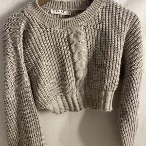 Grå stickad - Använd fåtal gånger, Pris kan diskuteras perfekt nu till hösten 🍂