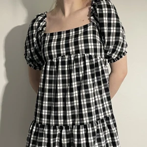 Klänning  - En rutig kort klänning med bridgerton vibes vid bysten✨ Använd en gång. Väldigt fint skick. ⭐️ Modellen har bh storlek 75C. Passar även för bh D.