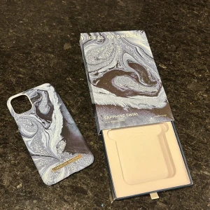 iPhone 11/XR mobilskal - Supercoolt magnetiskt skal från Ideal of Sweden! Säljer pga ny mobil. Den är endast lite repig på loggan annars är den som ny. Passar både iPhone 11 och XR. Nypris 299 kr💙✨Vid köp av alla mobilskal jag säljer kan man få skalen billigare!