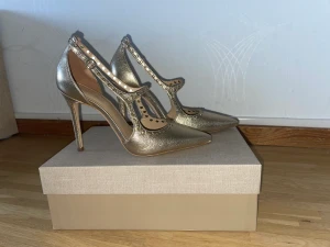 MICHAEL KORS "AVA" Pumps - Material: Leather / Rubber sole Color: Pale Gold Heel Height: 11cm / 4.33 inches 