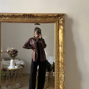 Röd skjorta i pu  - Säljer min superfina röda skjorta i PU från NA-KD. Använd endast 2 gånger och inga tecken på användning. Slutsåld på hemsidan och varit i flera år!