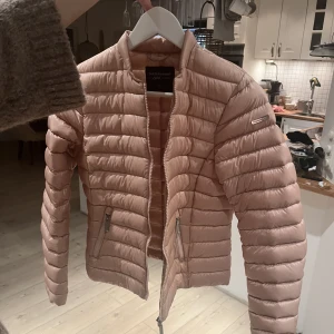Peak performance jacka - Superfin rosa peakperformance dunjacka utan luva