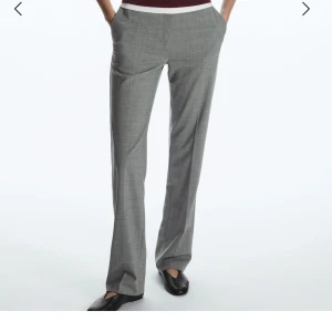 Cos kostymbyxor  - Helt nya kostymbyxor från cos med prislappen kvar ! Raka ben, 96% ull köpta för 1150kr