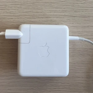 Macbook laddare - Nyskick macbook laddare med usb C port. Kom gärna med med prisförslag!