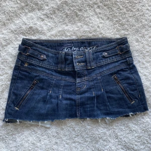 Jeanskjol - Jättesöt kjol från esprit som tyvärr är för liten💓 den har blivit klippt från en längre kjol till en kort kjol, se mått på tredje bilden💓
