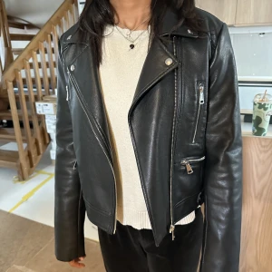 Skinnjacka  - Jättefin jacka som tyvärr inte kommer till någon användning. Den är helt oanvänd och i perfekt skick. Jackan är en äkta skinn jacka.