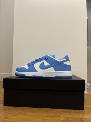 ☁️Baby blu SB Dunks☁️ - Ett par tvär snygga low dunks. Dom är helt nya. Dom är riktigt bra kvalitet. Det är bara att höra av sig om frågor kring skorna😇😇😇⚠️SKOLÅLDAN INGÅR EJ⚠️