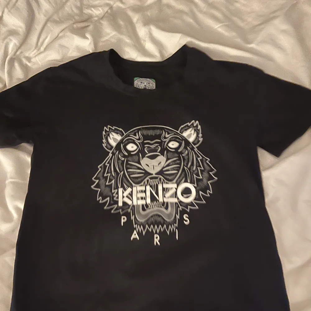 Kenzo t shirt, dupe. Storlek M. Aldrig använd. Ser väldigt bra ut för att vara en kopia. T-shirts.