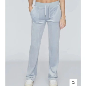 Juicy ctr blue fog - Intressekoll!  Storlek xxs de är förstora på mig så har andvänt de 1 gång. Färgen blue fog. Ser helt nya ut, skriv priv för fler bilder!❤️