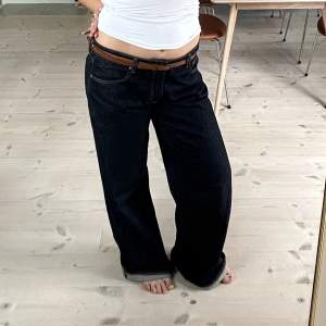 Mörkblåa jeans från Gina i modellen ”low wide”, sparsamt använda. Superbra skick, använda ungefär 5 gånger och tvättade 2 gånger❤️ Jag är 170cm lång och brukar vanligtvis ha storlek 40/42 i jeans, dessa sitter liter oversized🧚🏽‍♀️ Nypris 499kr.