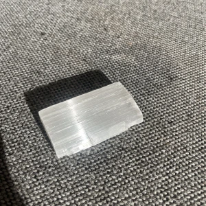 Selenit - En selinitplatta  Bra kvalitet 2,5cm i längd och ca 1,5 cm i bred:)