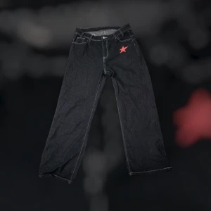 Feta baggy byxor - Sköna baggy byxor med najs prints. ‼️ är lite skadade fråga om bild så kan jag visa vad jag menar‼️ vet inte vad för märke. 80% cotton 15% viscose 5% polyester