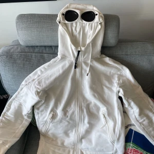 CP company hoodie - Riktigt fin CP company hoodie i super skick! Priset är inte fast så pruta om du känner för det. Den är liten i storleken så passar som en vanlig hoodie för dig som har storlek Medium och tightare för dig som har storlek Large. Nypris: 3300