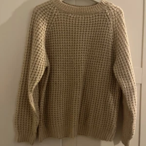 Stickad tröja - Fin och skön stickad tröja från lager 157. Knappt använd🤍 kan fraktas men då står köparen för frakt!
