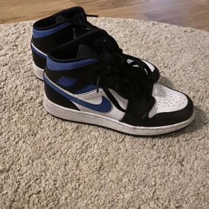 Jordan 1 mid - Säljer mina skit snygg Jordan 1 mids då dom aldrig kommer till användning. Skorna är använda endast ett fåtal gånger och är precis som i nyskick!