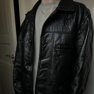 Skinnjacka faux - Godkänt skick, inga skavanker men som man ser på bilderna så är det en del rynkor som bildats. 