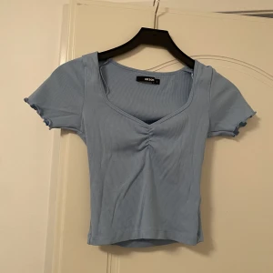 Ljus blå T-shirt från Bik Bok  - Vet inte vad som hände på dom första bilderna men sista bilden visar den riktiga färgen. Jätte fin T-shirt som är knappt använd, som nyskick. 
