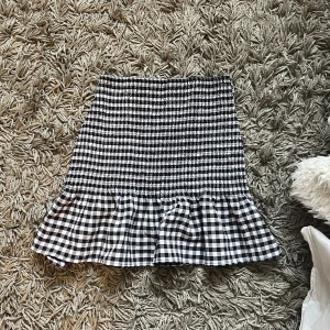 Rutig kjol - Fin rutig kjol men volang längst ner. Går att vika ner partiet med scrunch. 