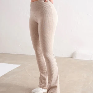 Beige Ribbed Seamless Flare Thights - Sjukt snygga och bekväma träningsbyxor som även kan användas var som helst, precis köpt dem aldrig använt dem, dem är stretchiga & fukttransporterande, orginal pris 700kr, skriv för mer bilder, pris kan diskuteras samt byte mot annat plagg