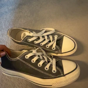 Svarta converse  - amvänds knye långre💞