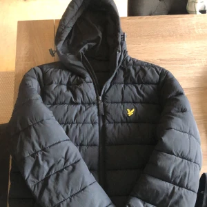 Lyle and scott jacka  - Helt ny jacka nästan aldrig använd, nypris 1700 priset är inte hugget i Sten! Vid fler frågor skriv pm