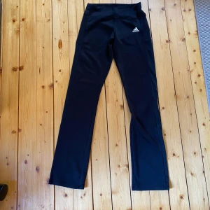 Low waist träningsbyxor - Använda 1 gång. Säljer pga att de är för små. Stl xs.