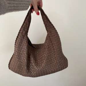 Bottega veneta väska - Kollar intresset på min bruna Bottega Veneta Hobo bag! Medium storleken. Fint skick men slitningar på handtaget och hörnen. Märken från kulspetspenna innuti väskan. Äkthetsbevis, dust bag och spegel medföljes. Autentiserad genom Vestiaire Collective.🤎