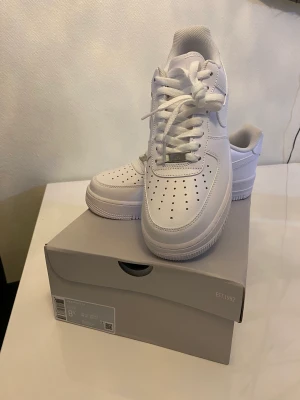 Air force 1 ny - Helt ny med original låda. Stl 42